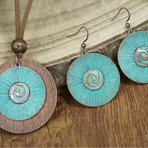 Three piece wooden vintage set.